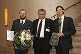 Forschungspreis recipients Dr. Hans Walter (left) and Dr. Thomas Schreier-Alt (right) with IZM's director Prof. Herbert Reichl