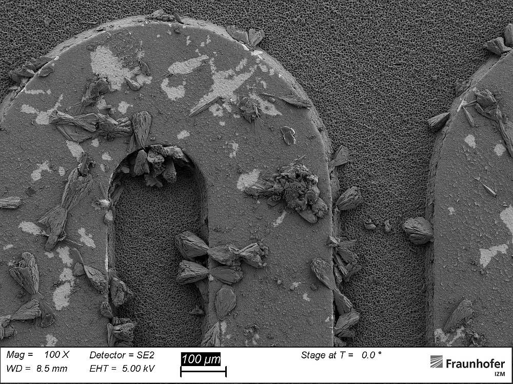 Calcium carbonate deposits on PCB metallization after immersion in hard water
